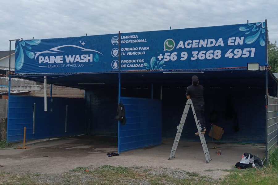 Frente del local de Paine Wash con su letrero azul